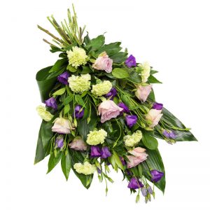 Sorgbukett med rosor, prärieklocka, nejlikor och grönt. Blommorna går i lila, rosa och creme/lime. Buketten kan du skicka direkt till begravningen med ett blomsterbud från Euroflorist.