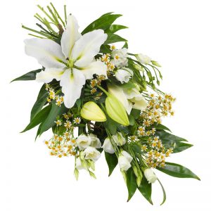 Sorgbukett med vita blommor; lilja, prärieklocka och gröna blad. Beställ blommorna online hos Euroflorist för leverans direkt till aktuell begravning.