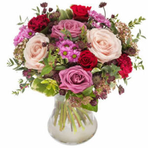 Bukett med blandade blommor i rosa och rött. Blommorna hittar du hos Euroflorist.