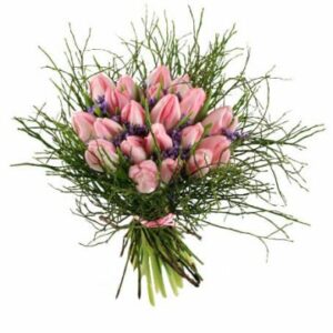 Tulpanbukett med rosa tulpaner och lingonris. Skicka blommorna med bud via Florister i Sverige!