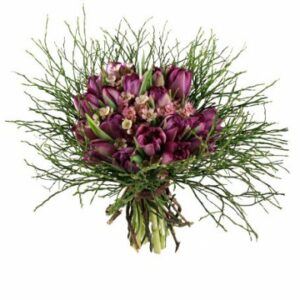 Bukett med lila tulpaner och lingonris eller liknande. Blommorna hittar du hos Florister i Sverige.