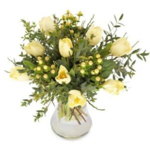 Blombukett med cremefärgade tulpaner och grönt. Superfin! Beställ ditt blomsterbud online i Euroflorists e-shop.