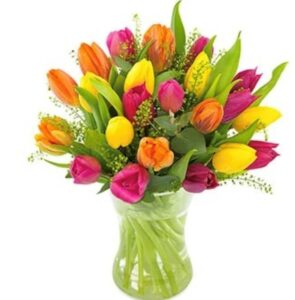 Klassisk tulpanbukett med blommor i glada, blandade färger. Skicka blommorna med ett Euroflorist-bud!