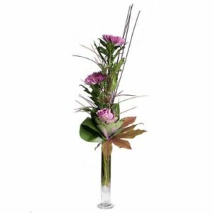 Nivåbukett med tre lila snittblommor och dekorationsgrönt. Skicka med bud via Florister i Sverige!