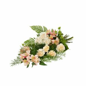 Begravningsbukett med blommor i aprikost och creme. Blommor: nejlikor, rosor, alstroemeria och grönt. Beställ online hos Interflora!
