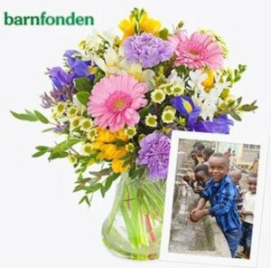 Blombukett med blandade blommor i skriva, ljusa sommarfärger. 200 kr går till Barnfondens viktiga välgörenhetsarbete.