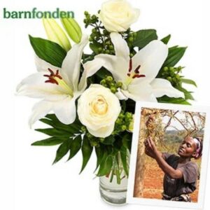 Bukett med blandade vita blommor. 100 kr går till Barnfonden och används till att plantera ett mirakelträd (ett moringaträd)
