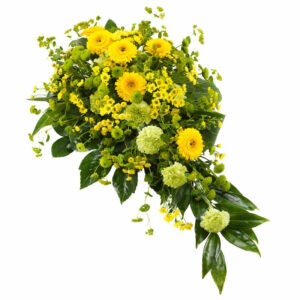 Stilfull sorgdekoration med blandade blommor i gult och gröna blad. Skicka med bud via Euroflorist direkt till begravningen om du vill.