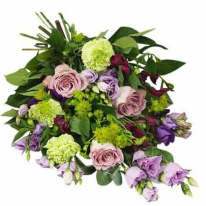 Lilla snittblommor och grönt, vackert arrangerade till en stilfull begravningsbukett. Skicka blommorna med bud via Florister i Sverige!