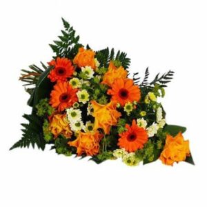 Liggande sorgbukett med blandade blommor i orange plus gröna blad. Beställ blommorna hos Florister i Sverige - skicka dem med blombud!