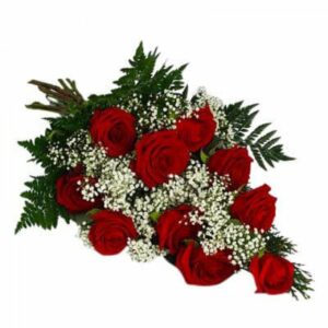 Stilfull begravningsbukett med röda rosor, småblommigt vitt och dekorationsgrönt. Beställ blommorna online hos Florister i Sverige.