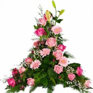 Vacker hög begravningsdekoration med blandade blommor i rosa i kombination med dekorationsgrönt. Du hittar den här begravningsdekorationen hos Florister i Sverige.