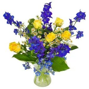 Sommarbukett med blå, gula och vita blommor. Beställ hos Euroflorist!