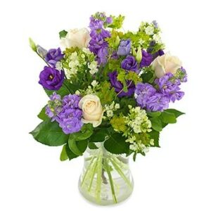 Vacker sommarbukett med blommor i vitt och lila, tillsammans med dekorationsgrönt. Buketten finns att beställa hos Euroflorist.