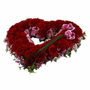 Fantastiskt vackert begravningshjärta, med blommor i rött och rosa. Skicka blommorna direkt till aktuell begravning via Florister i Sverige!