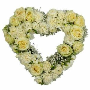 "Du är mitt allt" heter det här stilfulla begravningshjärtat, med blommor i vit mot en grön botten. Beställ hjärtat online hos Florister i Sverige!