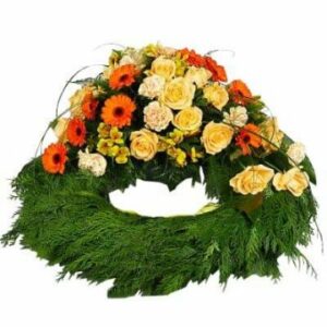 Begravningskrans med blandade blommor i gult och orange. Beställ som blomsterbud hos Florister i Sverige!