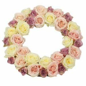 Begravningskrans, full med vita och rosa rosor. Skicka med bud direkt till aktuell begravning via Florister i Sverige!