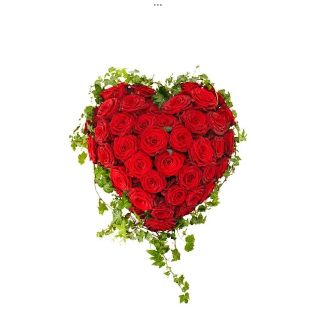 Fyllt begravningshjärta, med röda rosor och grönt. Beställ online hos Interflora!