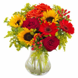 Blombukett med gula solrosor, röda rosor, röd gerbera och grönt. Beställ hos Euroflorist!